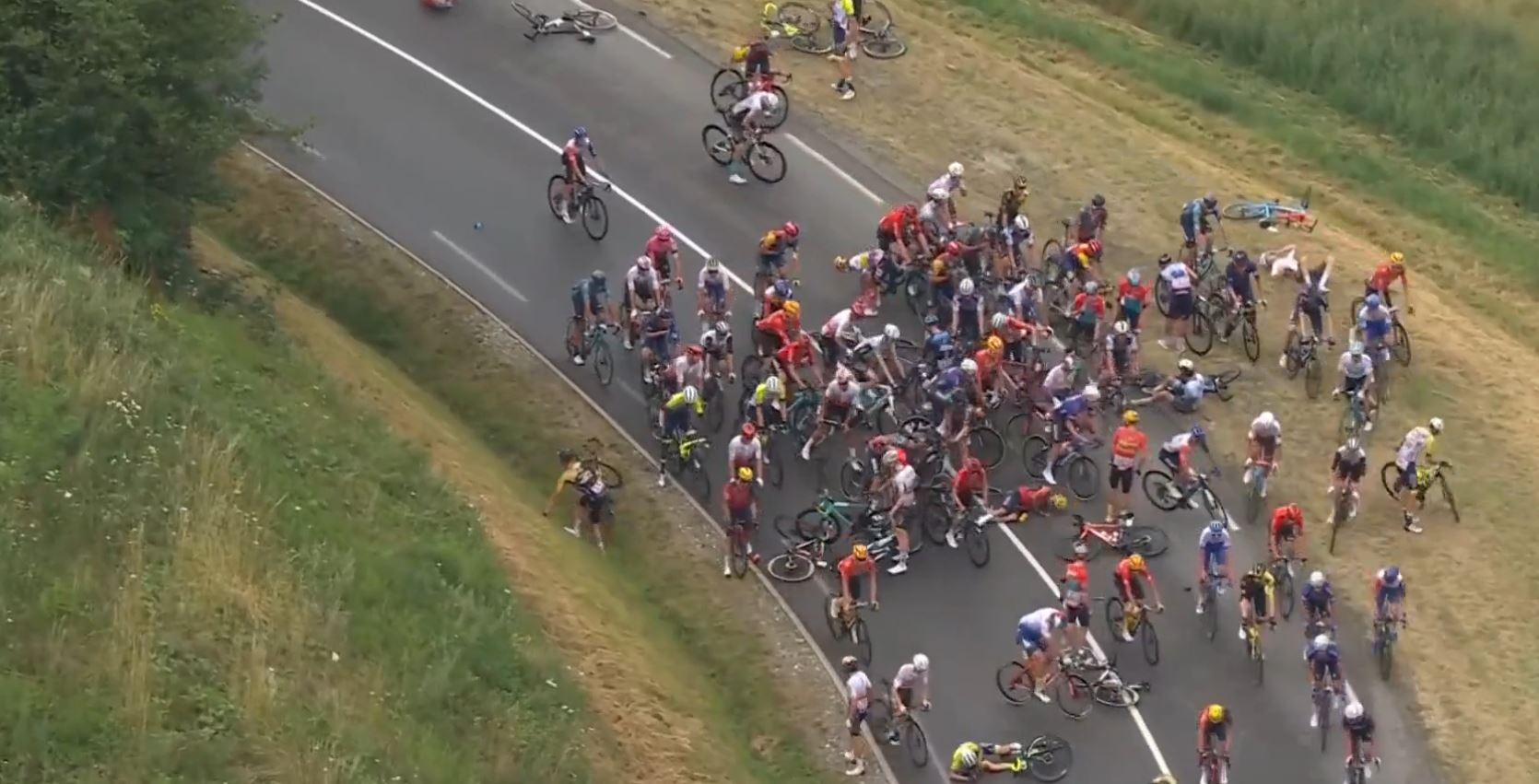 VIDEO/ Përplasje masive në “Tour de France”, rreth 30 çiklistë të plagosur, dy në gjendje të rëndë