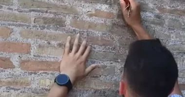 “Nuk e dija se ishte një monument antik”, turisti që gdhendi emrin te Koloseu kërkoi falje