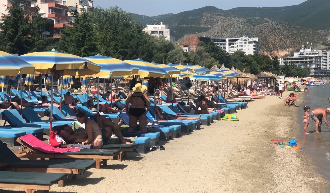 Pushime të freskëta në Pogradec, qytetarët e zgjedhin për klimën dhe plazhet publike