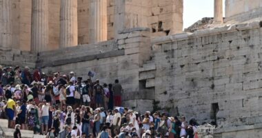 VIDEO/ Vala e të nxehtit “Kleon”/ Turistit i bie të fikët në Akropol, mbyllet vendi arkeologjik
