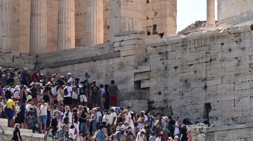 VIDEO/ Vala e të nxehtit “Kleon”/ Turistit i bie të fikët në Akropol, mbyllet vendi arkeologjik