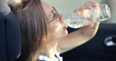 Vala e të nxehtit/ Kjo është sasia e ujit që duhet të pini çdo ditë