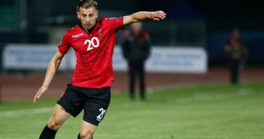 Ramadani ‘flirton’ me golin/ Mesfushori shqiptar shkëlqen fort në përballjen Lecce-Lazio