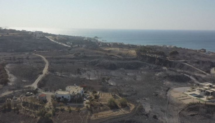 Qyteti shkatërrohet nga flakët, pamje nga lart nga zjarret në Greqi