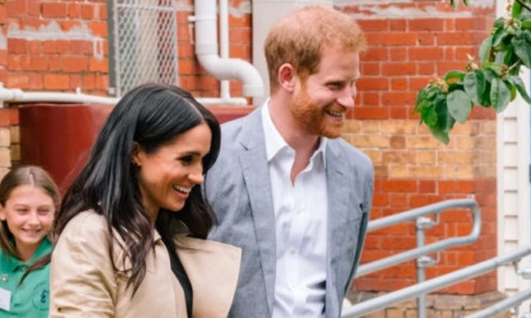 Meghan dhe Harry fotografohen bashkë dhe të gjithë po bëjnë të njëjtën gjë