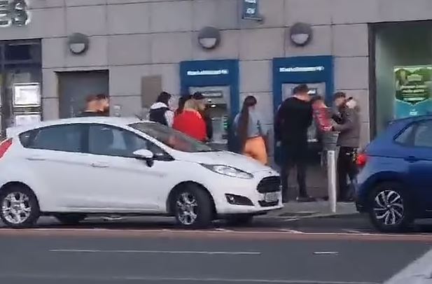 Para falas për të gjithë, kaos pas defektit me bankomatët në Irlandë