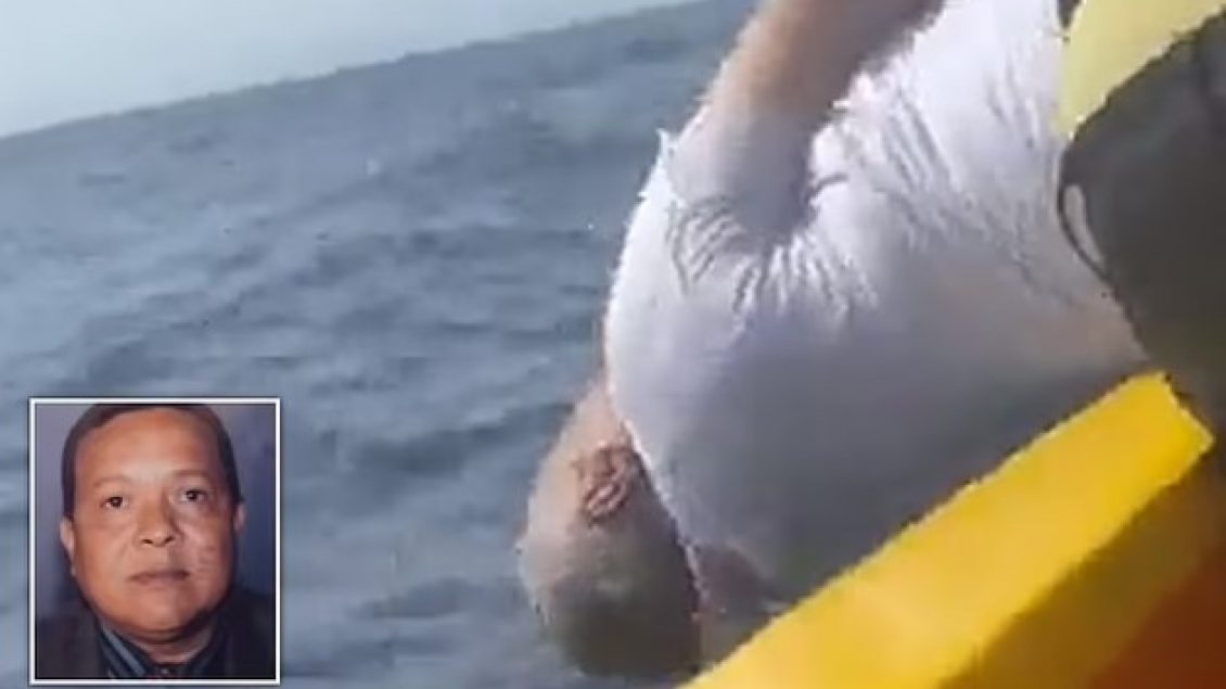 VIDEO/ Vodhi 205 kilogramë kokainë dhe para nga karteli, 68 vjeçari lidhet dhe hidhet me një peshë në oqean