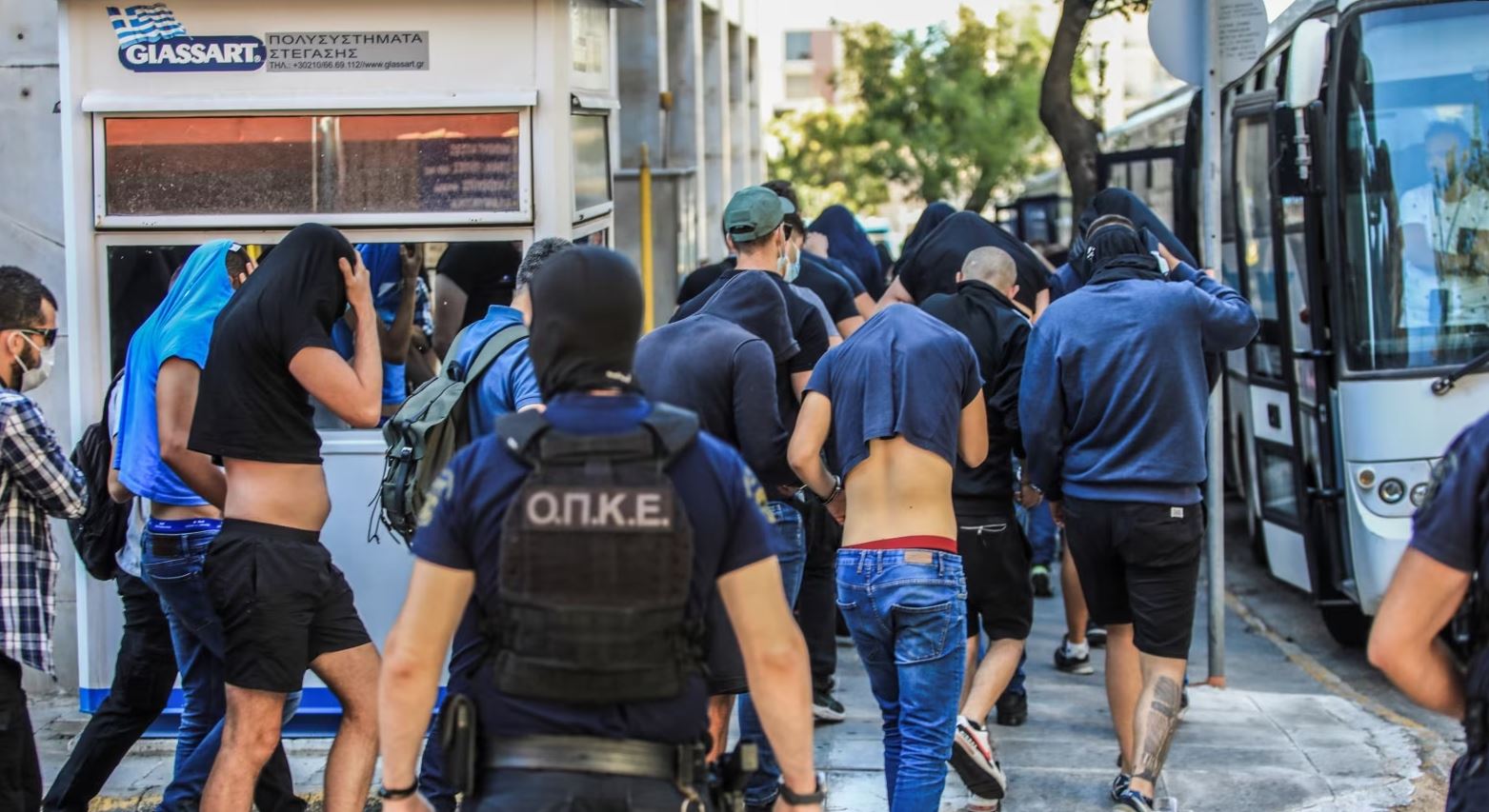 Pas përleshjes vdekjeprurëse, gati 100 tifozë kroatë përballen me akuza për vrasje në Greqi