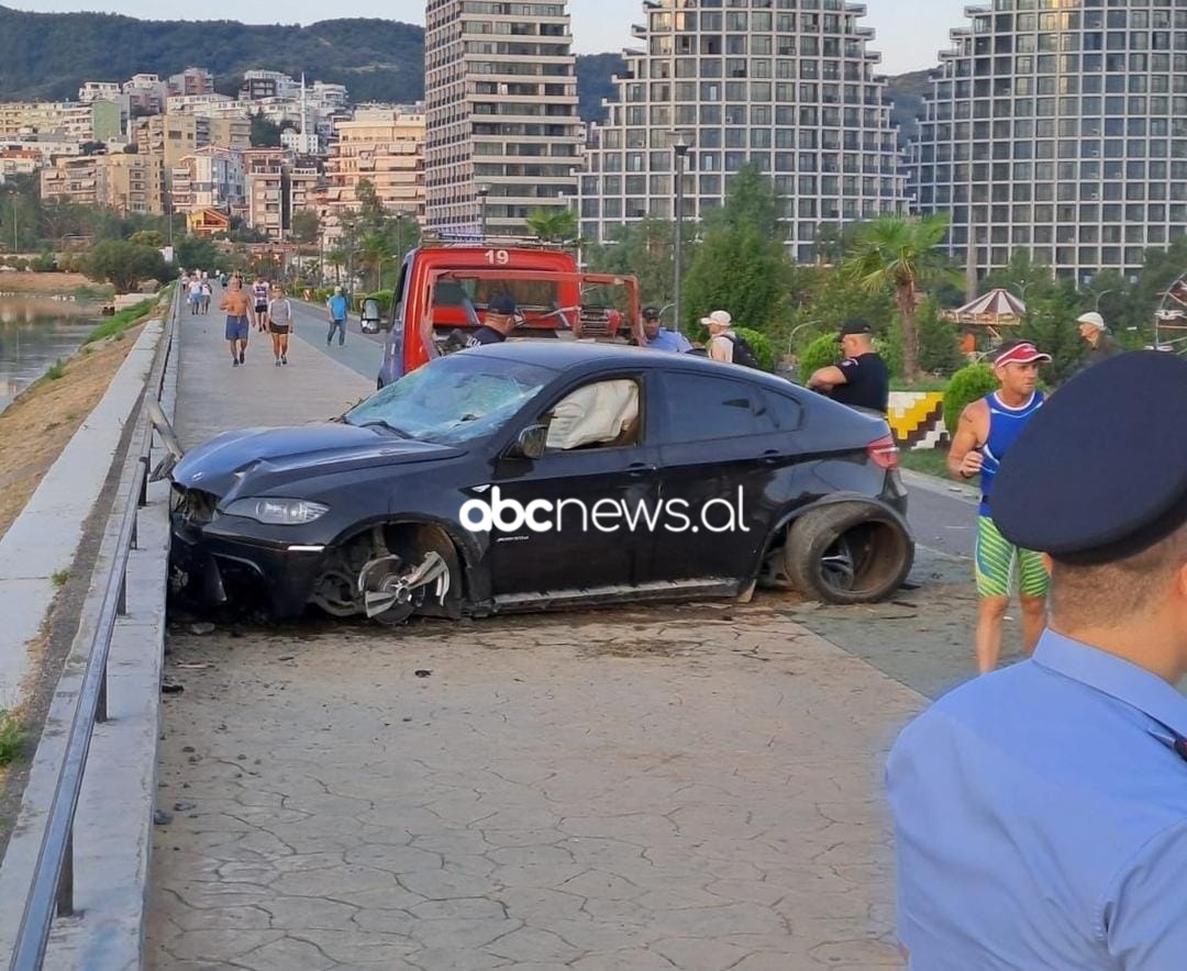 Tiranë/ Makina përplaset me bordurat në digën e liqenit, shoferi merr targat dhe “zhduket”