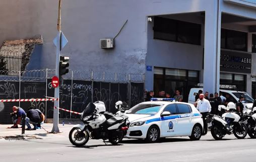 Shqiptari tenton të grabisë bankën në Athinë, përplaset me policinë dhe përfundon në spital