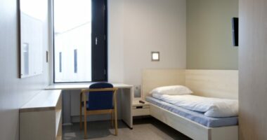 VIDEO/ Çdo qeli ka tualet, kuzhinë dhe TV, ky është burgu norvegjez që duket si një hotel luksoz