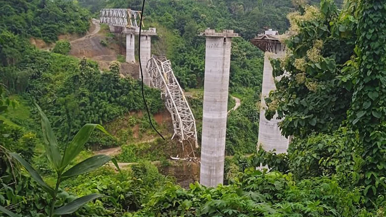 Shembet ura në Indi, 17 të vdekur dhe disa të plagosur