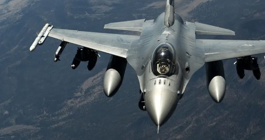 F-16 ose MiG-29: Çfarë mund të bëjnë avionët luftarakë?