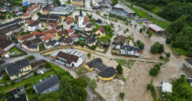 Pasojat e stuhisë në rajon, Ursula von der Leyen viziton zonat e përmbytura në Slloveni