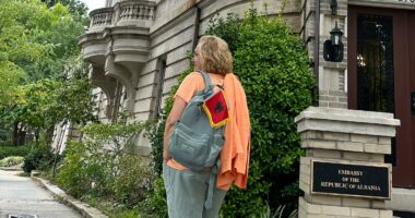 Një foto sa për tetë vjet/ Uashington, ikën Faber. Zëvendësohet nga ish drejtori i postave