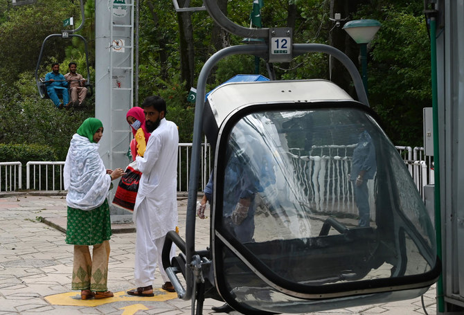 Këputet kablloja e teleferikut në Pakistan/ Gjashtë fëmijë në rrezik, bllokohen 1200 metra në ajër   