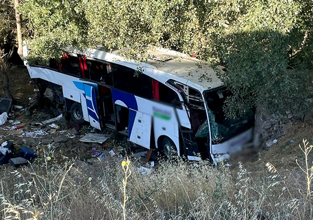 Tragjedi në Turqi/ Autobusi bie nga 30 metra lartësi, 12 të vdekur dhe 19 të plagosur