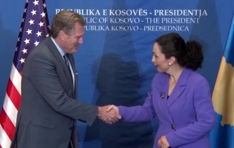 Kosovë, ligjvënësi amerikan Mike Turner takohet me Presidenten Vjosa Osmani