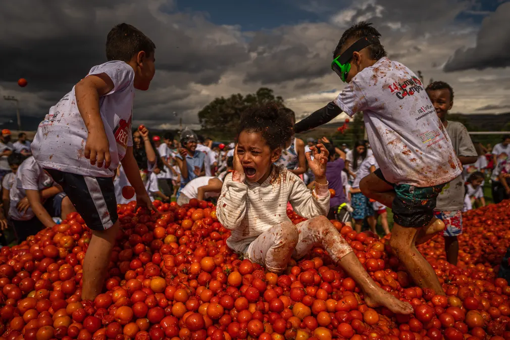 FOTO/ Festivali i Spanjës, mijëra njerëz i hedhin domate njëri-tjetrit të mërkurën e fundit të gushtit