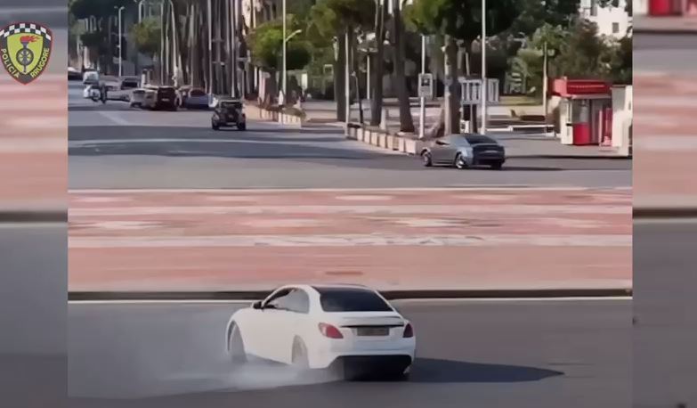 VIDEO/ Drift në sheshin “Nënë Tereza”, e pëson keq drejtuesi i “Benz-it”