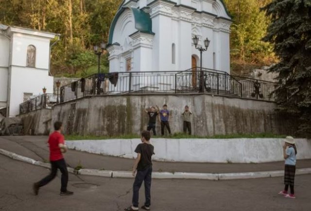 Mes luftës dhe rivalitetit fetar, manastiri i Ukrainës nuk i shpëton agresionit rus