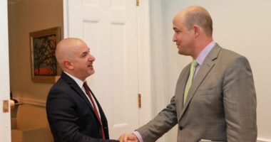 Zyrtari amerikan takohet me ambasadorin e ri të Shqipërisë në SHBA dhe e uron për detyrën e re, pohon lidhjet historike mes vendeve