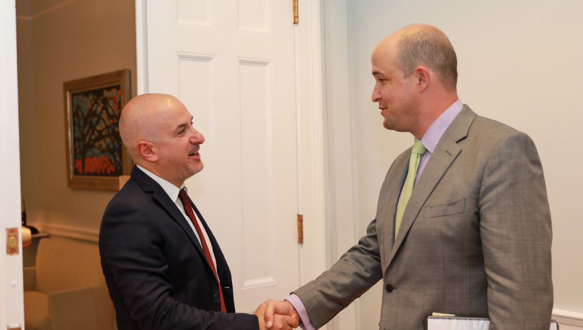 Zyrtari amerikan takohet me ambasadorin e ri të Shqipërisë në SHBA dhe e uron për detyrën e re, pohon lidhjet historike mes vendeve