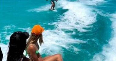 Shërbim i veçantë në Karaibe, kamarieri shërben pije duke bërë sërf