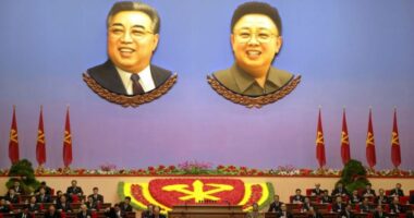Koreja e Veriut, qytetarët urdhërohen të mbrojnë portretet e Kim përpara tajfunit Khanun