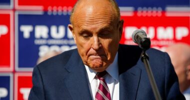 I falimentuar nga gjyqet, Rudy Giuliani i kërkon para Trump