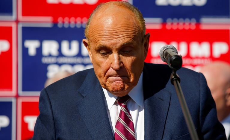 I falimentuar nga gjyqet, Rudy Giuliani i kërkon para Trump