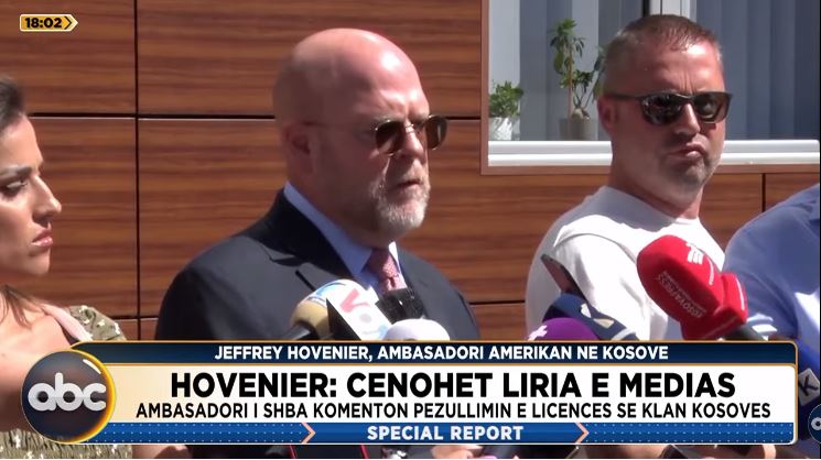 Ambasadori i SHBA komenton pezullimin e licencës së Klan Kosovës: Cenohet liria e medias