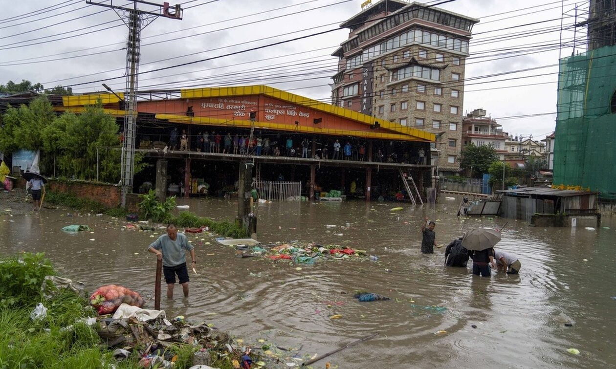 Shkon në 38 numri i viktimave nga përmbytjet dhe rrëshqitjet e dheut në Nepal