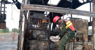 Autobusi përplaset me kamionin në Pakistan dhe shpërthen në flakë, të paktën 18 viktima