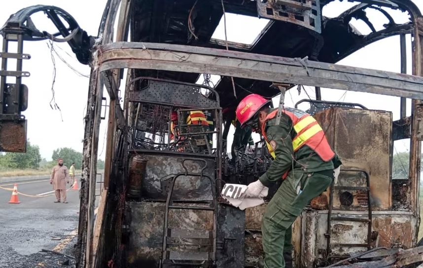 Autobusi përplaset me kamionin në Pakistan dhe shpërthen në flakë, të paktën 18 viktima