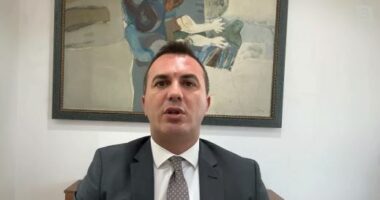 “Vizita e ministrit të Kurtit në vazhdën e takimeve të Ahmetit”, Ademi: Ndryshimet kushtetuese jetike, do përfshihen 6 komunitete