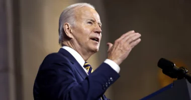 Presidenti Biden dhe Zonja e Parë do të vizitojnë të mbijetuarit në Hawaii