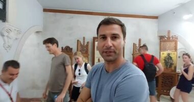 Kruja tërheq turistë shqiptarë dhe të huaj/ Cana sjell të afërmit e tij: Jam i befasuar nga numri i lartë i vizitorëve