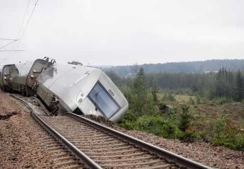 Moti më i keq në 25 vite, stuhia nxjerr nga shinat trenin në Suedi