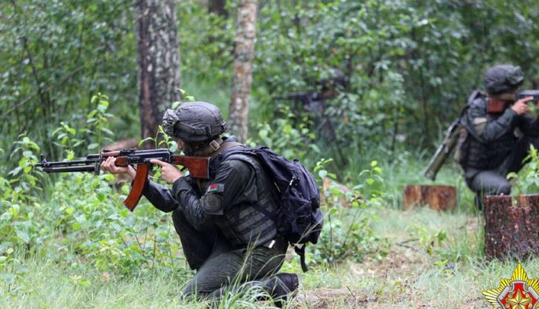 Polonia planifikon të dërgojë më shumë se 10,000 trupa në kufi me Bjellorusinë   