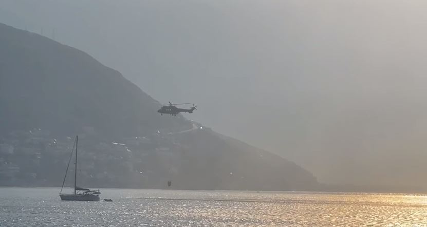 Zjarri në Qeparo, helikopteri has vështirësi në shuarjen e flakëve për shkak të erës