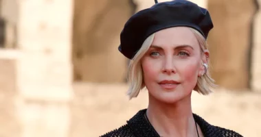 Charlize Theron hedh poshtë zërat për operacionet plastike: Thjesht po plakem