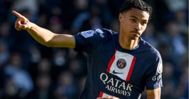 Dortmund k&euml;rkon huazimin e Ekitike, PSG &ldquo;blindon&rdquo; francezin