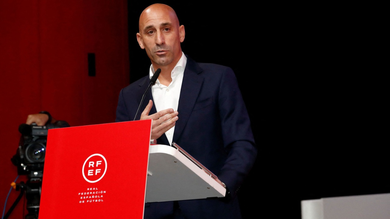 Refuzon të japë dorëheqjen, FIFA gati dënimin “shembullor” për Luis Rubiales