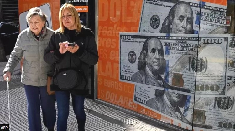 Dashuria e argjentinasve për dollarin amerikan