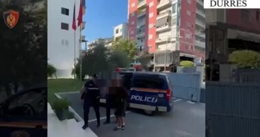 Dogjën automjetin e një shtetasi 5 ditë më parë në Durrës, arrestohen dy autorët
