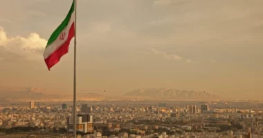 Teherani pajis marinën e Gardës Revolucionare me dronë dhe raketa