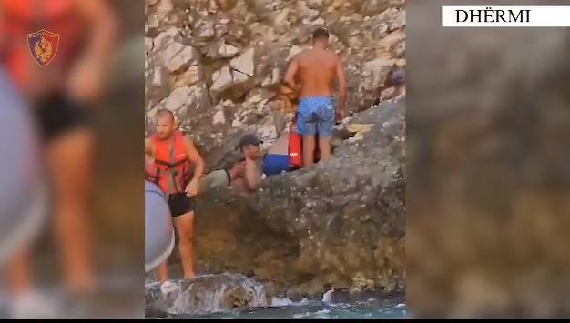 VIDEO/ Bie nga lartësia e shkëmbit, shpëtohet 19-vjeçari në Dhërmi