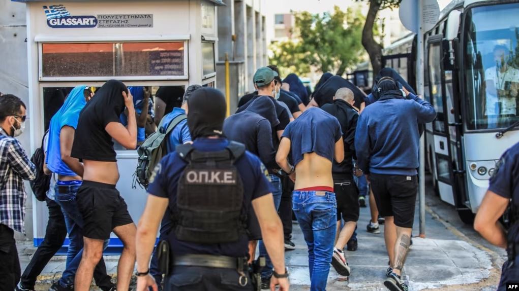 Rreth 100 tifozë kroatë përballen me akuza pas vrasjes në Greqi