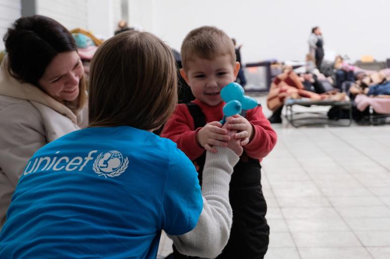 UNICEF dorëzon 20 ambulanca neonatale në Ukrainë